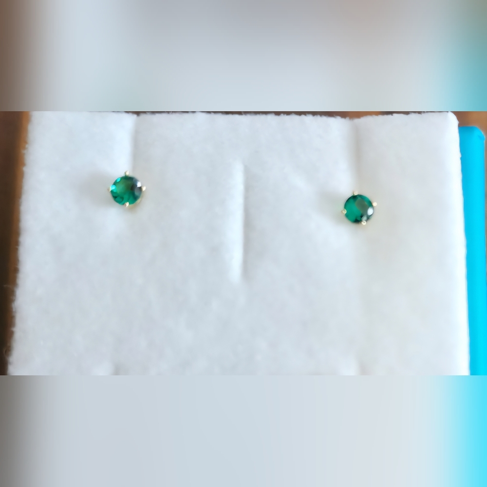 !!SOLD!! Elegant 14k Solid Gold and Emerald Stud Earrings